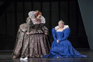 Carmen Giannattasio en Joyce DiDonato in Maria Stuarda (foto: Bill Cooper / ROH 2014).