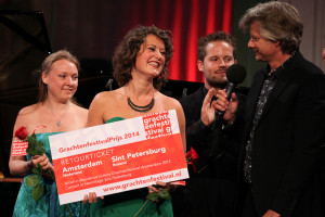 Van Sandwijk ontvangt de Grachtenfestivalprijs (foto: Jeroen van Zijp).