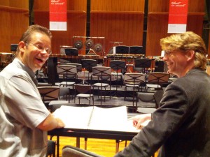 Dirigent Antony Hermus en assistent Konradin Herzog overleggen over het tempo.