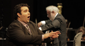 Tenor Andrew Haji met op de achtergrond maestro Kenneth Montgomery (copyright foto: Hans Hijmering).