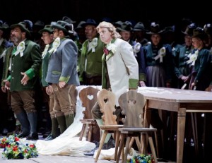 Klaus Florian Vogt in het Beierse decor van Lohengrin in Zürich (foto: Monika Rittershaus).