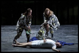 De drie Damen uit Die Zauberflöte, tijdens de vorige speelreeks van de productie van De Nationale Opera (foto: Clärchen en Matthias Baus).