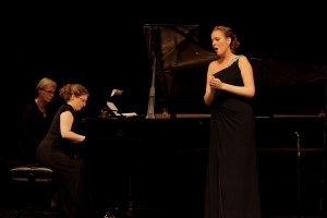 Florieke Beelen en Abigail Richards (foto: Hans Hijmering)