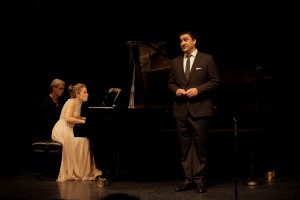 Milan Siljanov en zijn begeleidster Nino Chokhonelidze tijdens hun recital. (Foto: Hans Hijmering)