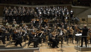 Het koor en orkest van de Deutsche Oper Berlin speelden een hoofdrol in de uitvoering van Dinorah (foto: Bettina Stöß).