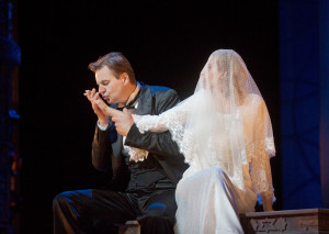 Scène uit Le nozze di Figaro, met Peter Mattei en Amanda Majeski (foto: Ken Howard / Metropolitan Opera).