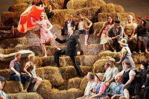 Scène uit L'elisir d'amore (foto: Mark Douet / Royal Opera House).