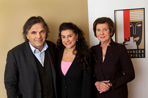 Cecilia Bartoli met links Markus Hinterhäuser, toekomstig intendant van de Salzburger Festspiele, en rechts Helga Rabl-Stadler, president van de Salzburger Festspiele (foto: Salzburger Festspiele / Julia Stix).