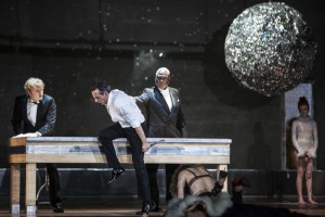 Scène met (van links naar rechts) Andreas Wolf, Jean-Sébastien Bou, Sir Willard White en Barbara Hannigan (foto: Bernd Uhlig).