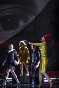 Scène met (van links naar rechts) Rinat Shaham, Julie Mathevet, Jean-Luc Ballestra en Barbara Hannigan (foto: Bernd Uhlig).