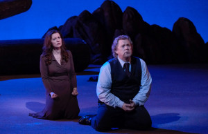 Scène met Gregory Kunde en Patrizia Ciofi (foto: Jacky Croisier / Opéra Royal de Wallonie).