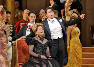 Scène uit The Merry Widow, met Renée Fleming en Nathan Gunn (foto: Ken Howard / Metropolitan Opera).