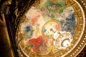 De operahemel van Marc Chagall in het Palais Garnier in Parijs, gelegen aan de Place de l'Opéra (foto: Jean-David en Anne-Laura / flickr.com / CC BY-SA 2.0).