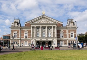 Het Koninklijk Concertgebouw aan het Museumplein in Amsterdam (foto: Leander Lammertink).