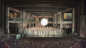Er komen vaak honderden mensen aan te pas om een productie op het toneel van De Nationale Opera te zetten (scène foto uit Gurre-Lieder / foto: Ruth Walz).