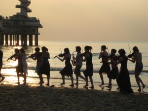 Het Ricciotti Ensemble bij Scheveningen (foto: Loes Bazen).