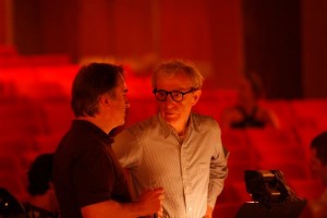 Woody Allen bij de LA Opera in 2008, in gesprek met muzikaal directeur James Conlon tijdens een repetitie voor Gianni Schicchi (foto: Robert Millard).