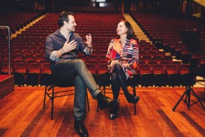 Maestro Sascha Goetzel met Zeynep Hamedi, de voorzitter van Borusan Sanat, de culturele tak van Borusan (foto: Özge Balkan).