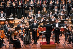 Miah Persson, Ian Bostridge en Duncan Rock voor het Borusan Istanbul Philharmonic Orchestra (foto: Özge Balkan).