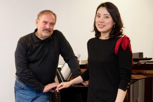 Sumi Hwang en Helmut Deutsch bij een repetitie (foto: Thilo Beu).