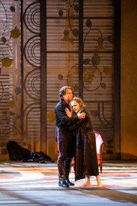 Roberto Alagna en Sonia Ganassi (foto: Agathe Poupeney / Opéra national de Paris).