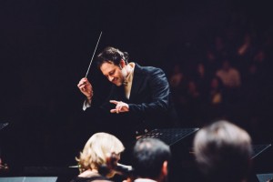 Sascha Goetzel aan het werk voor zijn Borusan Istanbul Philharmonic Orchestra (foto: Özge Balkan).