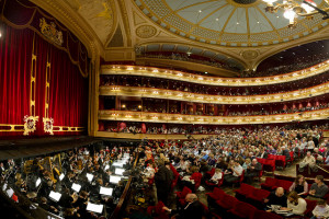 Het auditorium van het Royal Opera House (foto: ROH / Sim Canetty-Clarke).