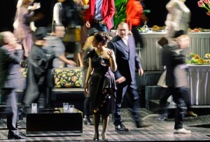 Scène uit La traviata bij het Opernhaus Zürich (foto: T + T Fotografie / Tanja Dorendorf).