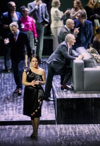 Scène uit La traviata (foto: T + T Fotografie / Tanja Dorendorf).