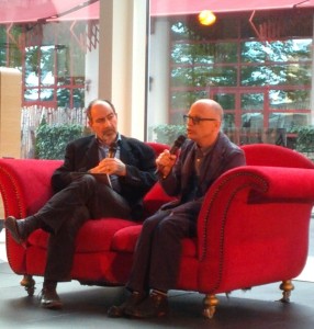 David Lang (rechts) op de rode sofa met Neil Wallace (foto: Place de l'Opera).