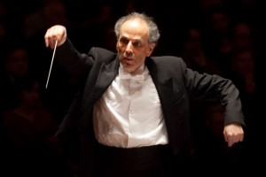 Ed Spanjaard leidt het concert in het Concertgebouw (foto: Ronald Knapp).