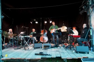 Floris van Bergeijk (rechts) met het ensemble dat The Electric Flute zal begeleiden (foto: Opera Spanga).