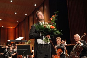 Antony Hermus bij zijn laatste concert met de Anhaltische Philharmonie (foto: Claudia Heysel).