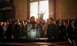 Scène uit Human Requiem, met het Rundfunkchor Berlin (foto: Matthias Heyde).