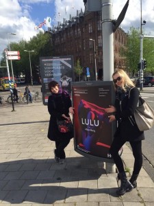 Larmore samen met Lulu-vertolkster Mojca Erdmann in Amsterdam.