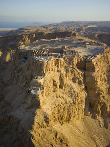 Luchtfoto van de berg Masada (foto: Andrew Shiva / CC BY SA 3.0).
