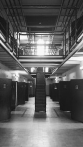 In de verlaten cellengalerij van de voormalige gevangenis op het Wolvenplein verzorgt het koor Nootabene een Pop Up-muzieklokaal.