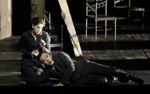 Scène uit Don Carlo met Anja Harteros en Alfred Kim (foto: Wilfried Hösl).