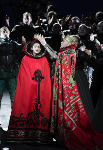 Scène uit Don Carlo, met Anja Harteros en René Pape (foto; Wilfried Hösl).