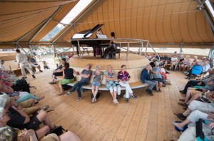 De optredens tijdens Wonderfeel vinden plaats in speciale tenten, waaronder deze akoestische paviljoens (foto: Nic Limper).
