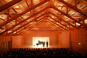 De Angelika-Kaufmann-Saal is geheel uit hout opgetrokken (foto: Schubertiade GmbH).