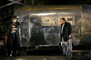 Scène uit Siegfried, met Der Wanderer en Mime (foto: Bayreuther Festspiele / Enrico Nawrath).