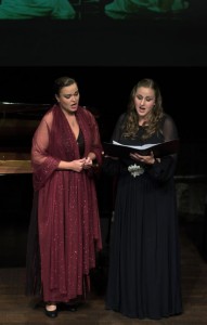 Olena Kumanovska en Sara Jo Benoot in een scène uit Pique Dame (foto: Vanessa Fichter).