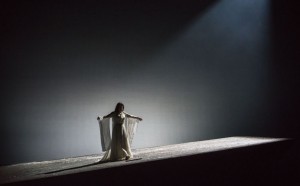 Annemarie Kremer als Madama Butterfly (foto: Marco Borggreve © Nederlandse Reisopera 2015).