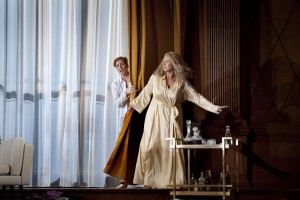 Camilla Nylund als de Marschallin in de nieuwe DNO-productie van Der Rosenkavalier, met links Paula Murrihy als Octavian (foto: Clärchen&Matthias Baus).