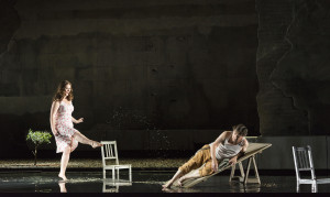 Jessica Muirhead als de weduwe Katerina en Jeffrey Dowd als Manolios (foto: Matthias Jung).