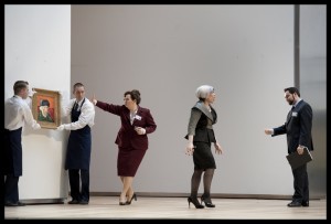 Carmen Giannattasio (tweede van rechts) in Il Viaggio a Reims bij De Nationale Opera (© Clärchen&Matthias Baus).