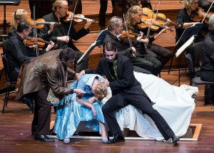 Neil Wallace houdt van de semiscenische vorm, onlangs te zien bij de première van Le nozze di Figaro van het Orkest van de Achttiende Eeuw (© Jan Hordijk).