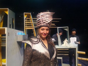 Carina Vinke in het decor van Gilgamesj.Superheld! (© Place de l'Opera).