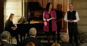 Van links naar rechts Reinild Mees, Adrianne Pieczonka en Konrad Jarnot tijdens de cd-presentatie in Den Haag (© Yota Morimoto).